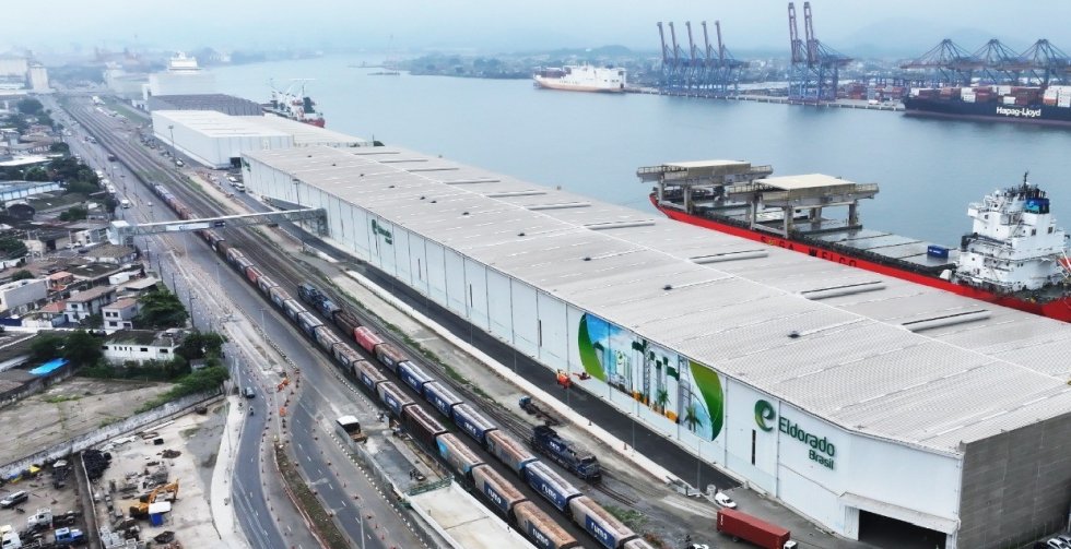 With a capacity of 3 million tons, 72 wagons and 2 berths, the new EBLog terminal currently operates with 150 employees and more than 20,000 freelance workers hired in the year.